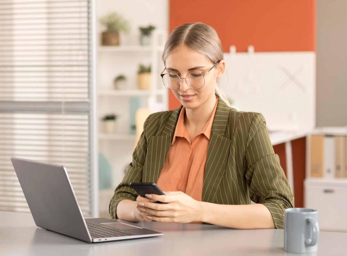 Estudiante trabajando intensamente en análisis financiero
